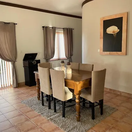 펜션 Spacious House For 6 People With A Swimming Pool