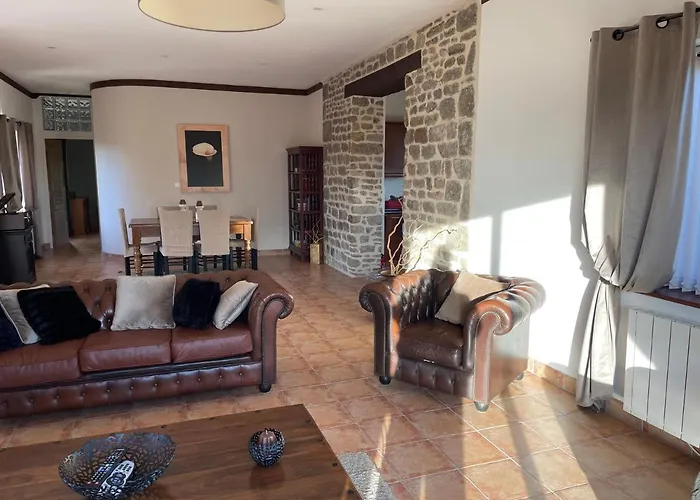 Spacious House For 6 People With A Swimming Pool