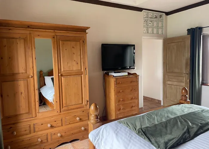 Spacious House For 6 People With A Swimming Pool